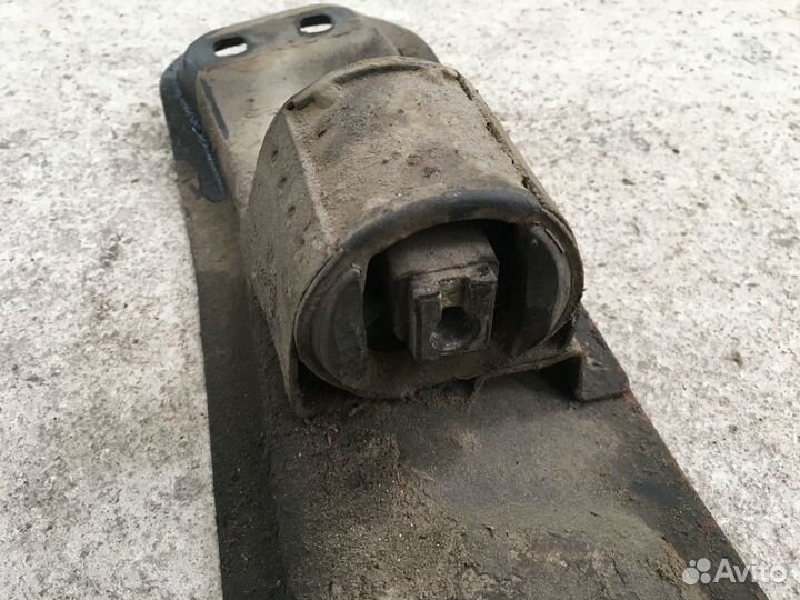 Кронштейн коробки Mercedes W210 (4022)