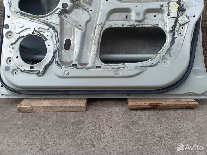 Дверь передняя nissan liberty