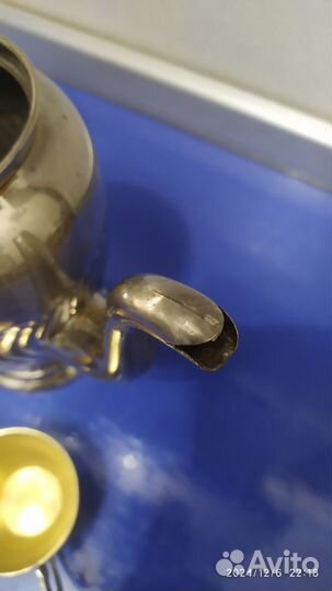 Чайник старинный и чашечки