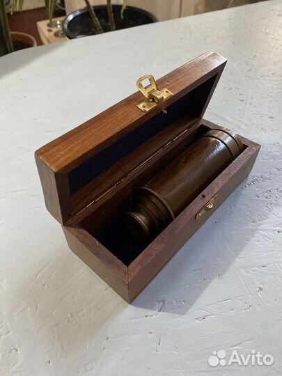Подзорная труба индия в деревянной шкатулке