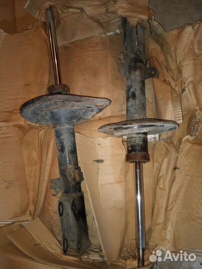 Стойки передние и задние на Тойота Камри б/у