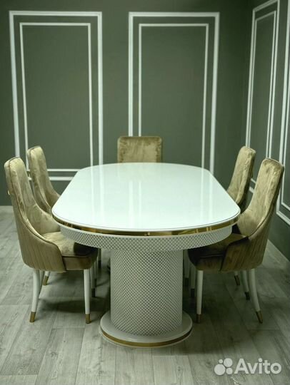 Стол и стулья в гостиную. В наличии