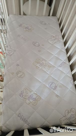 Детская кроватка с маятником и ящиком