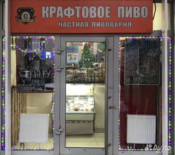 Продавец-бармен в пивной магазин-бар