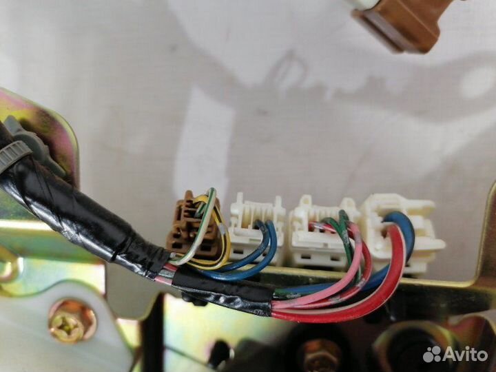 Доводчик Двери задний левый Nissan Elgrand E51