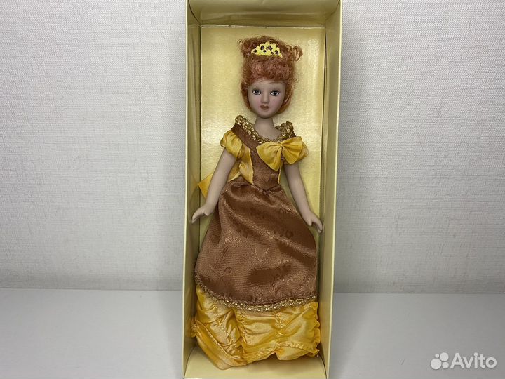 Фарфоровая кукла