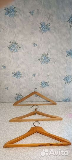 Вешалки, плечики много