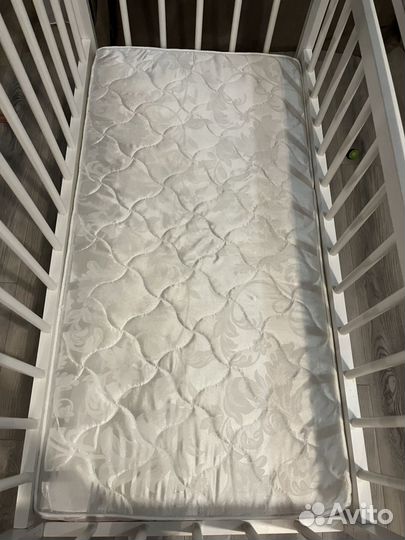 Детская кроватка с маятником белая