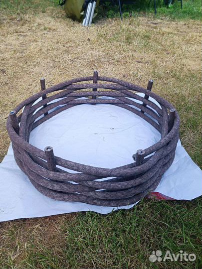 Плетеные клумбы из полимерной лозы