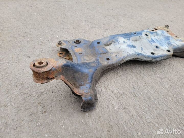 Подрамник передний на Toyota Avensis 1