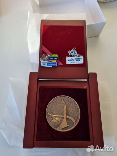 Олимпийская медаль и сувениры