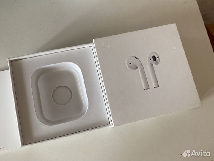 Коробка от AirPods наушников