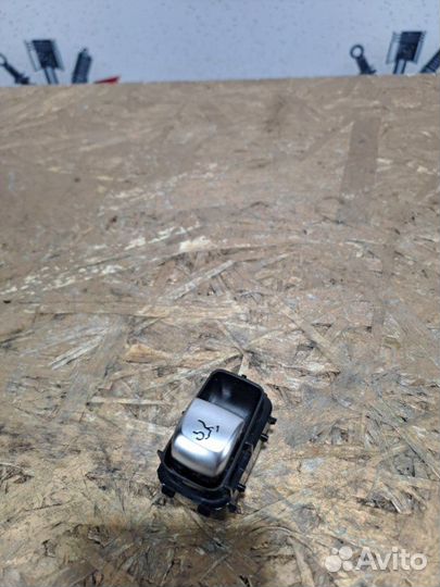 Кнопка открытия багажника Mercedes C43 W205