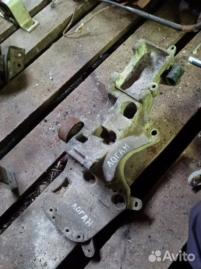 Кронштейн натяжного ролика Renault Logan