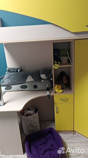 Детская кровать чердак со столом и шкафом