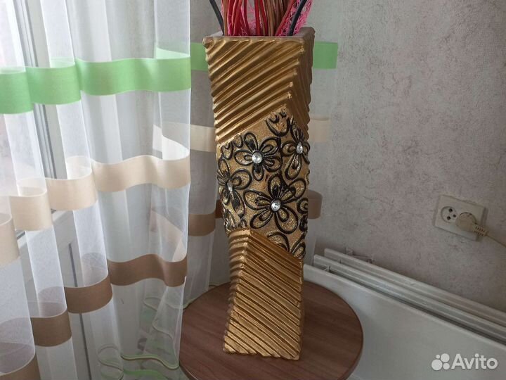 Ваза большая напольная с декором