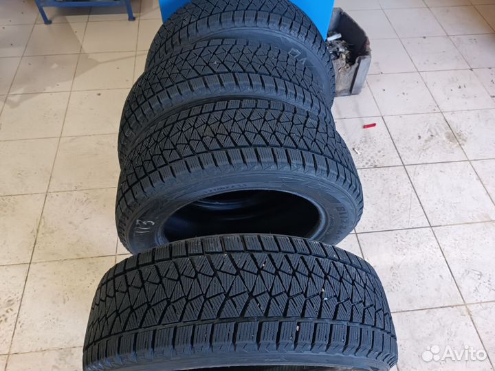 Bridgestone Blizzak DM-V2 215/60 R17
