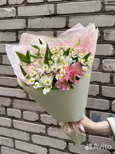 Букет из ромашек и альстромерии