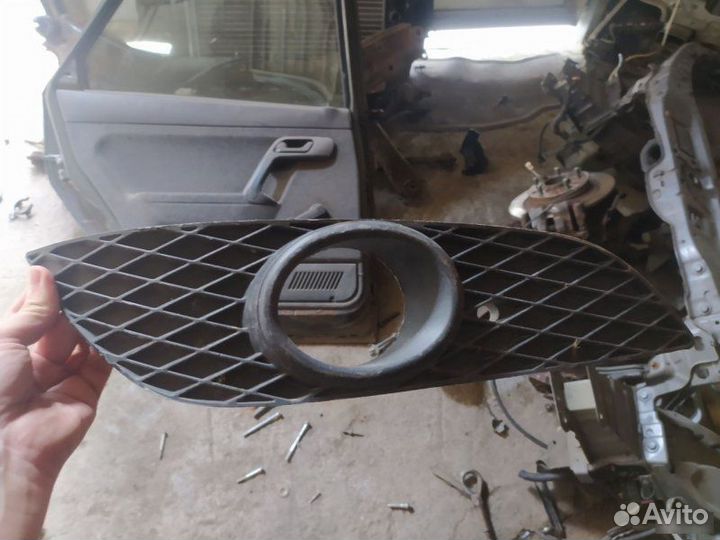 Облицовка противотуманной фары правая Opel Astra H