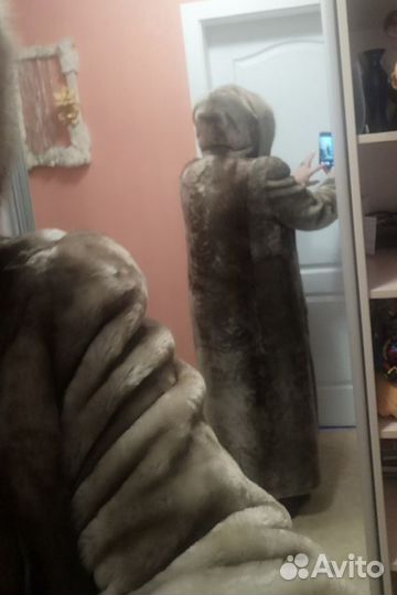 Мутоновая длинная шуба с капюшоном