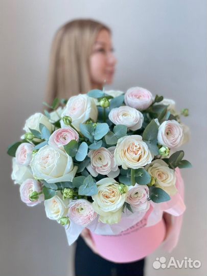 Ранункулюсы с розами