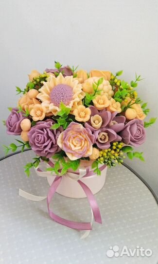 Композиция из мыла в шляпной коробке