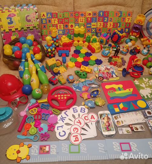 Кубики, коврик-пазл, пирамидки, машинки