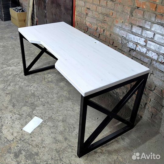 Компьютерный стол / игровой стол