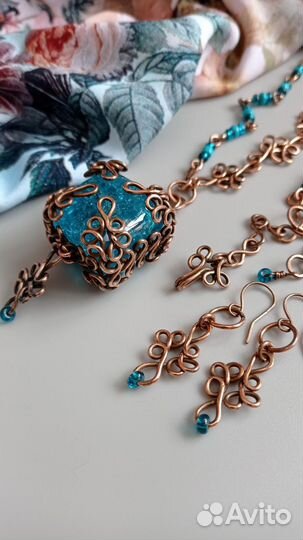 Подвеска на декоративной цепи и серьги из меди