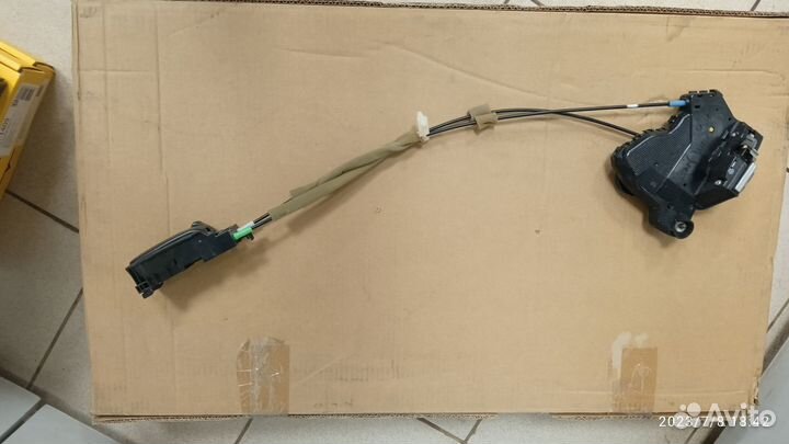 Замок двери передней правой Toyota Hiace 5 H200