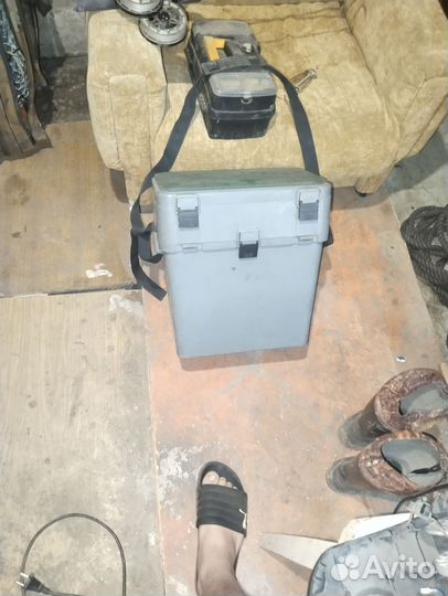 Ящик для зимней рыбалки и ящик с грузами