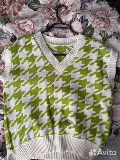 Вязаная жилетка