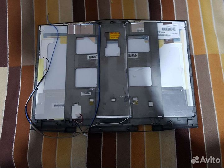 Экран вместе с рамкой с Alienware M17x