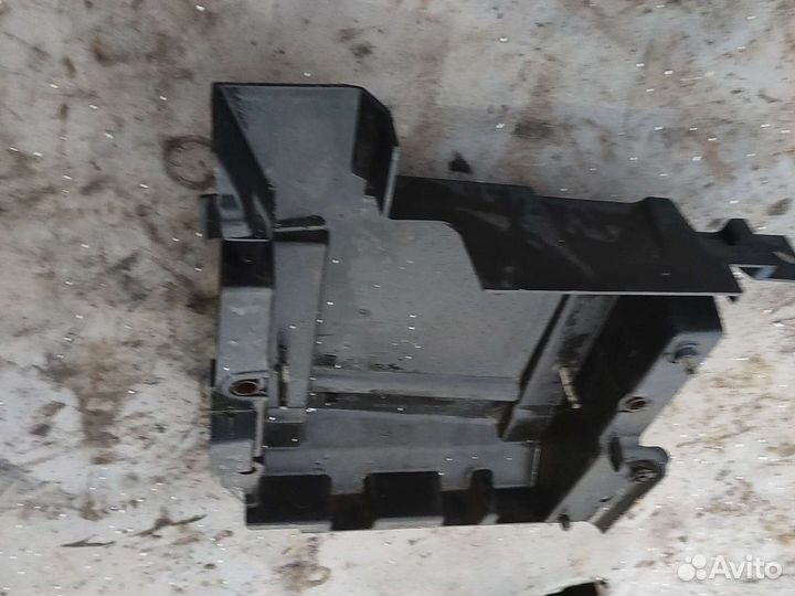 Полка аккумулятора и эбу Рено лагуна 2