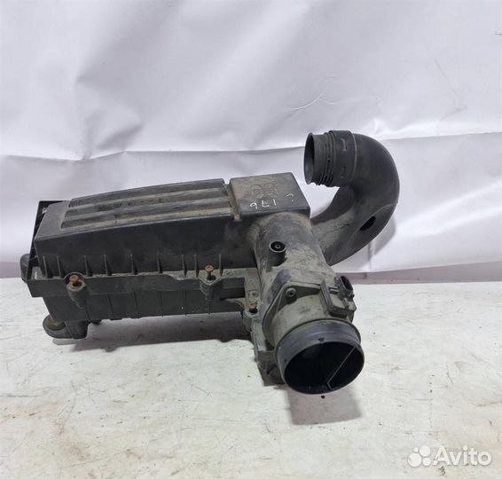 Корпус воздушного фильтра VW Passat (B7) 2011