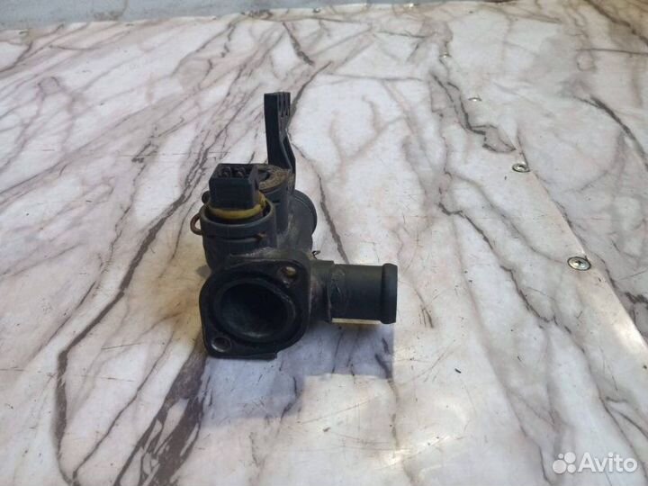 Фланец (тройник) системы охлаждения Audi 80 89/B3