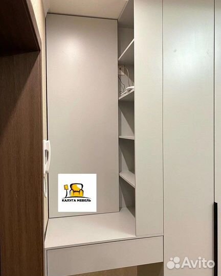 Прихожая со створчатыми дверями