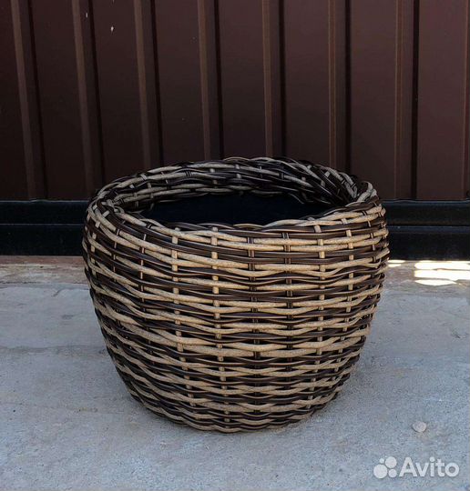 Кашпо из искусственного ротанга