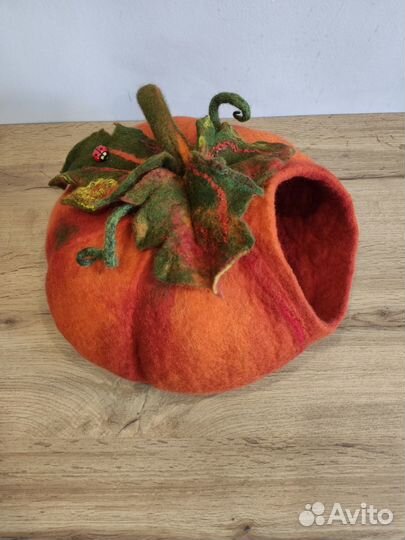 Домик лежанка для кошки в форме тыквы