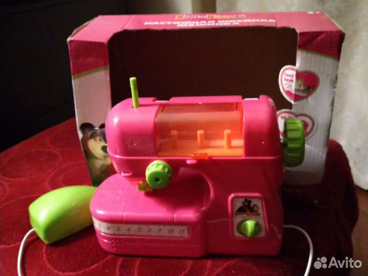 Швейная машинка, стол и стул для детей
