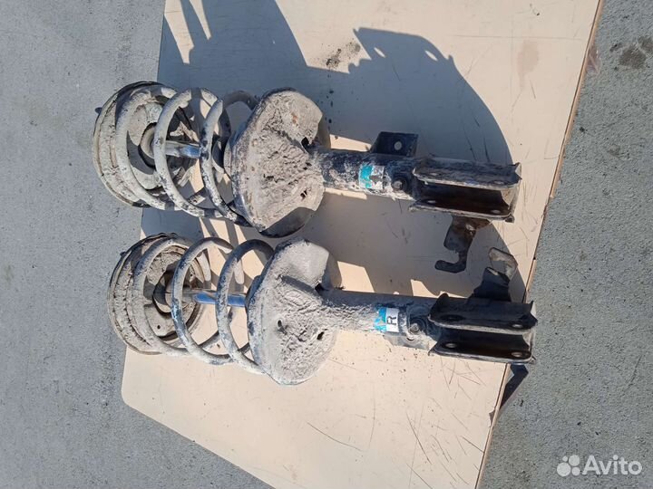 Стойка передняя левая mitsubishi chariot grandis