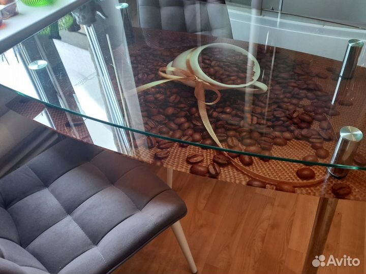 Стол кухоный стекляный