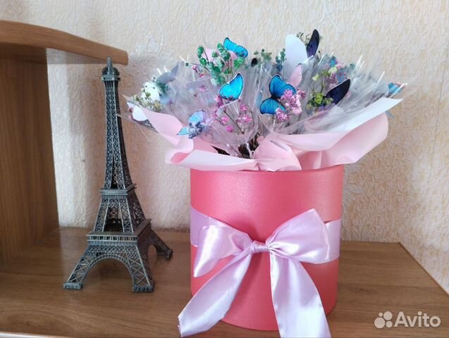 Букет из бабочек в шляпной коробке