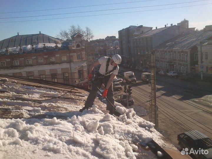 Чистка кровли от снега и наледи/ Чистка крыши