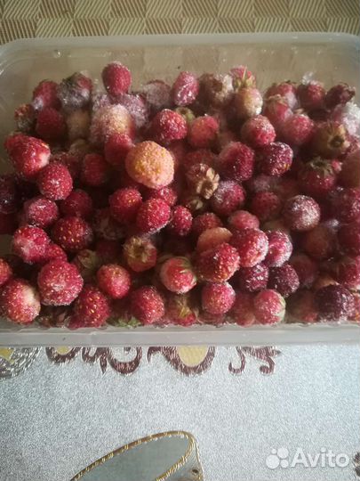 Ягоды замороженные в контейнере