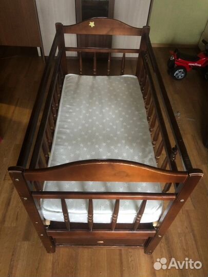 Детская кроватка с маятником