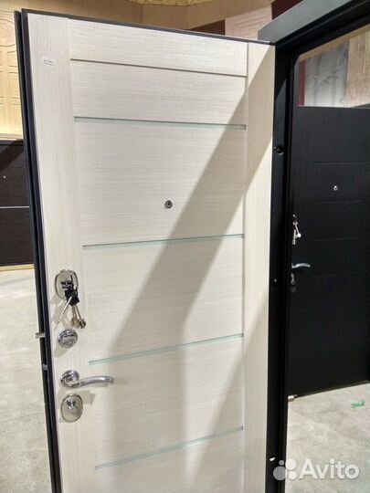 Дверь металлическая в квартиру входная