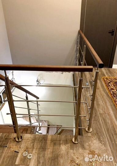 Лестница на металлокаркасе закрытого типа