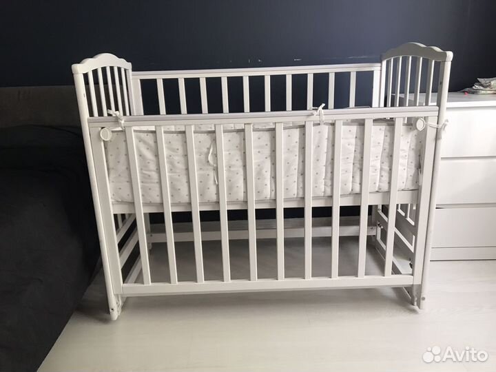 Детская кроватка с продольным маятником