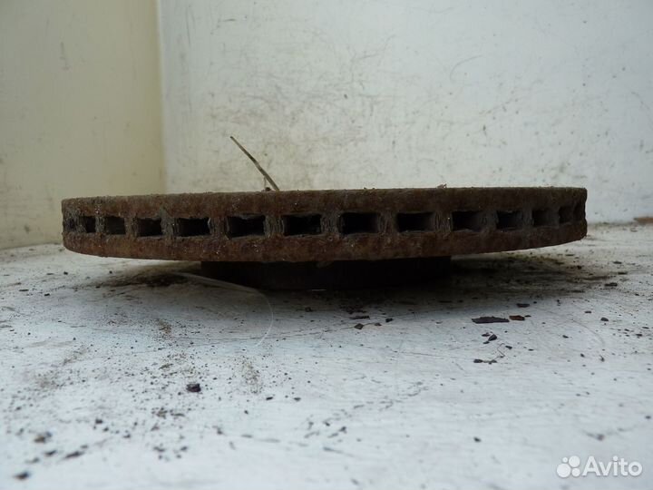 Тормозной диск передний Ауди А4 1995г 1.6л 74кВт